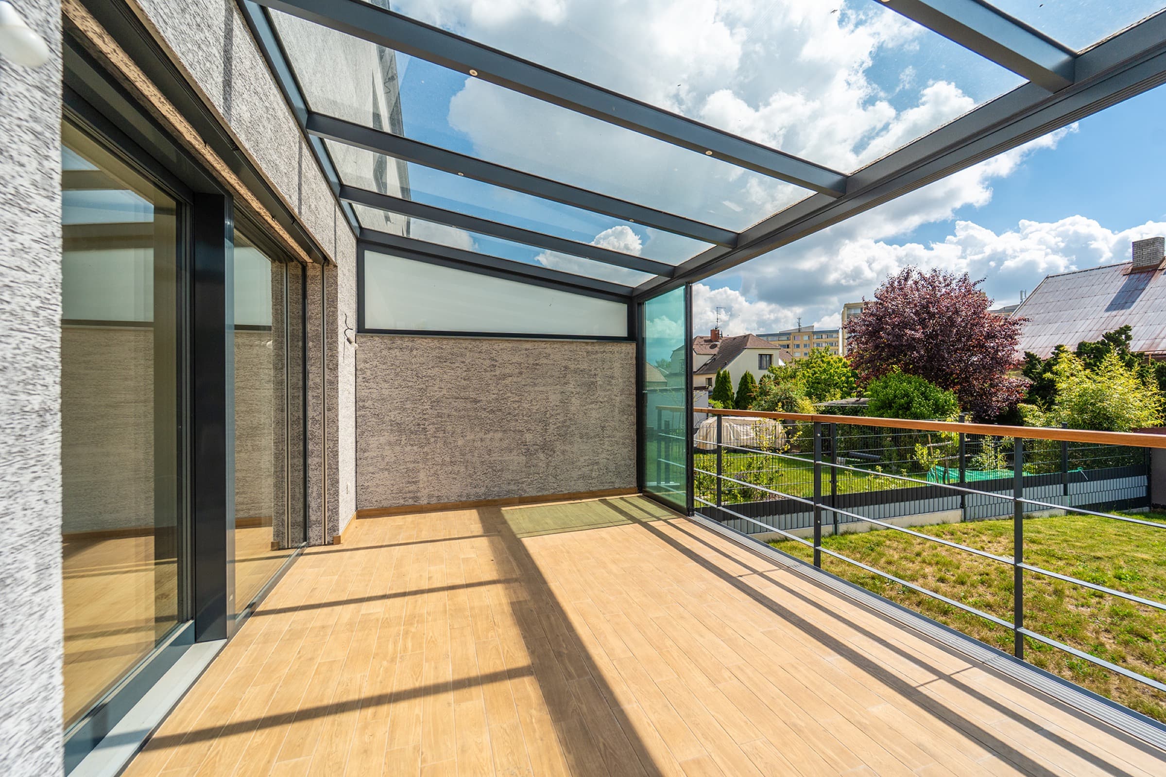Covered terrace with an aluminium pergola and sliding glass
