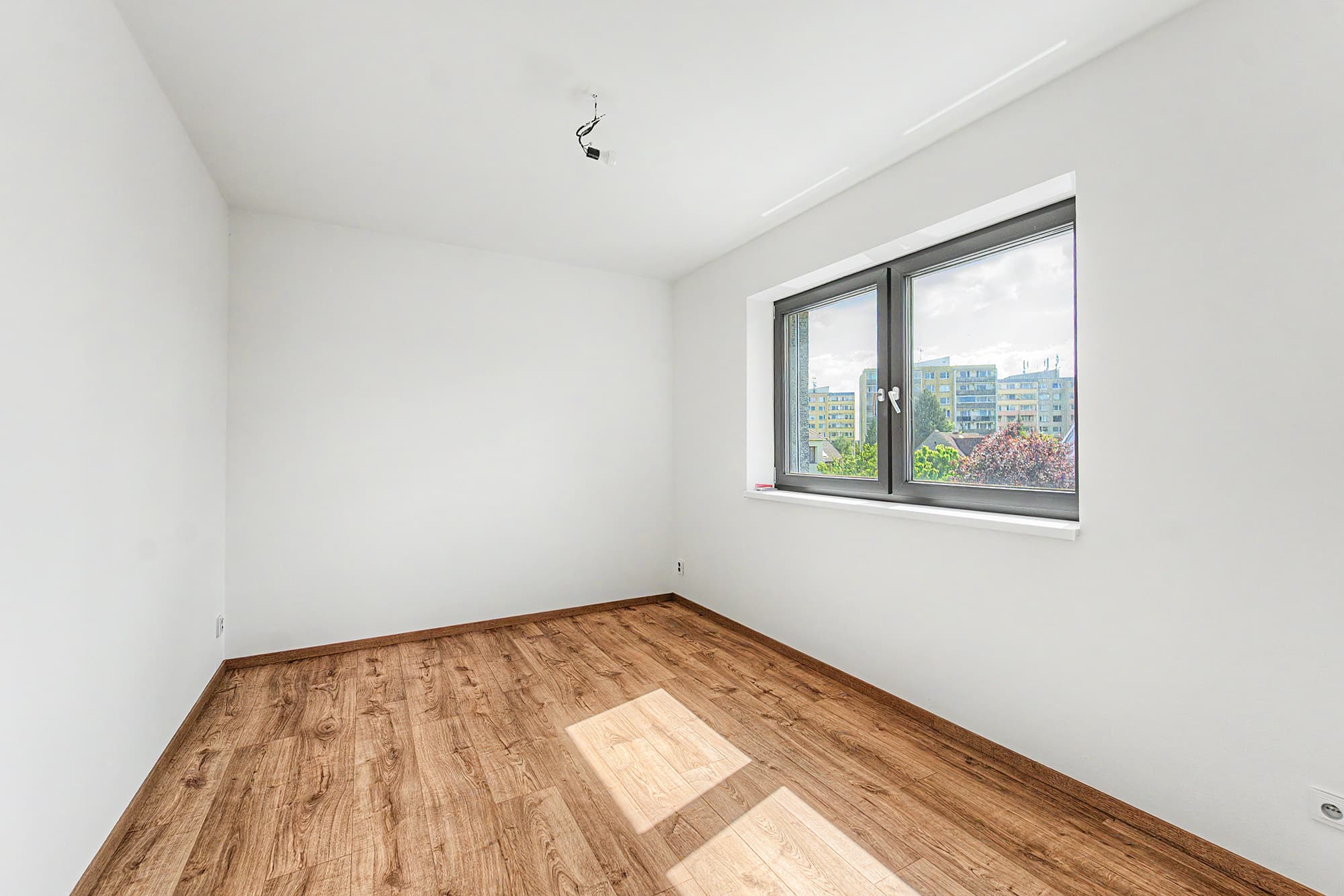 Bright upstairs room with QUICK-STEP vinyl flooring in honey-oak décor